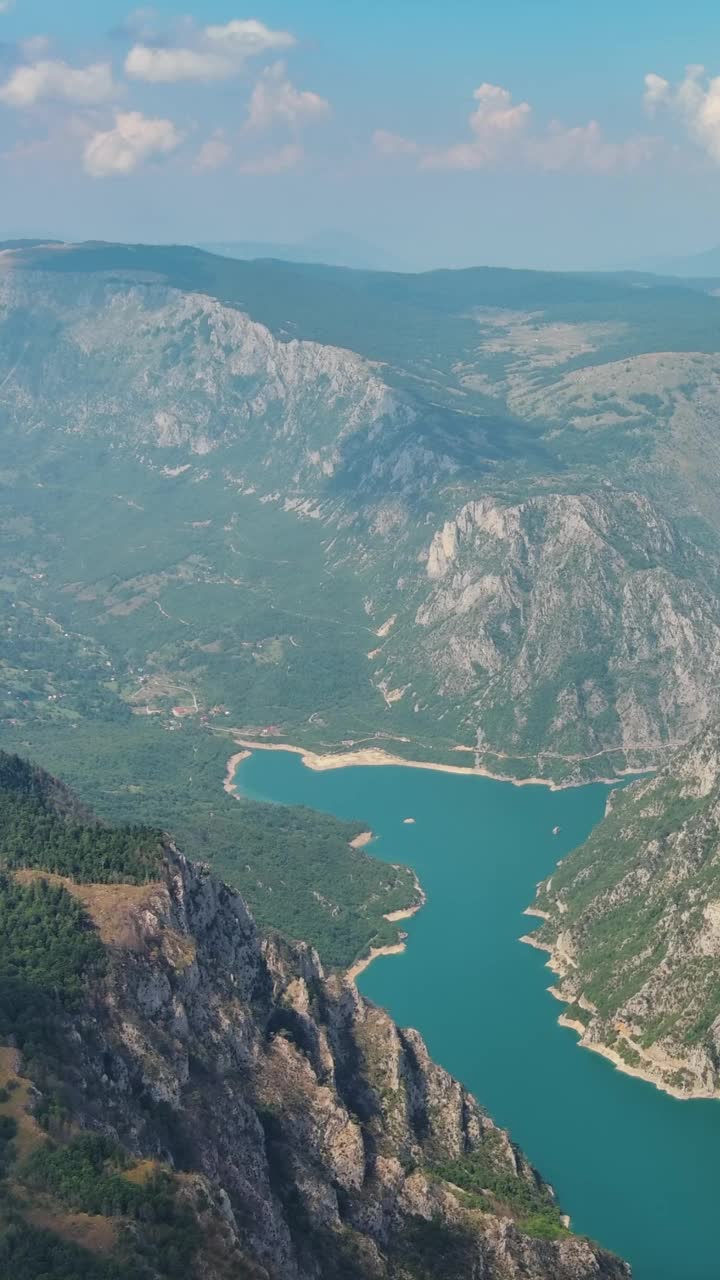 皮瓦河峡谷空中黑山视频素材