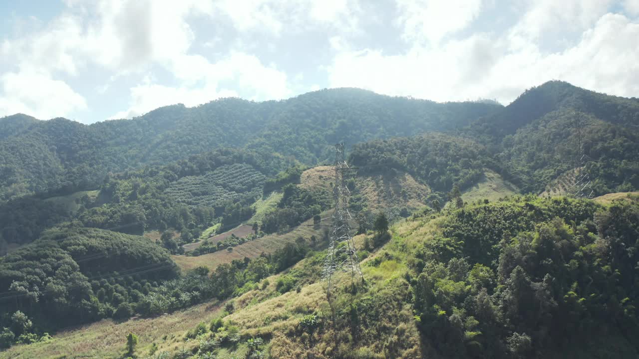 传输塔或电力塔鸟瞰图与天空背景。视频下载