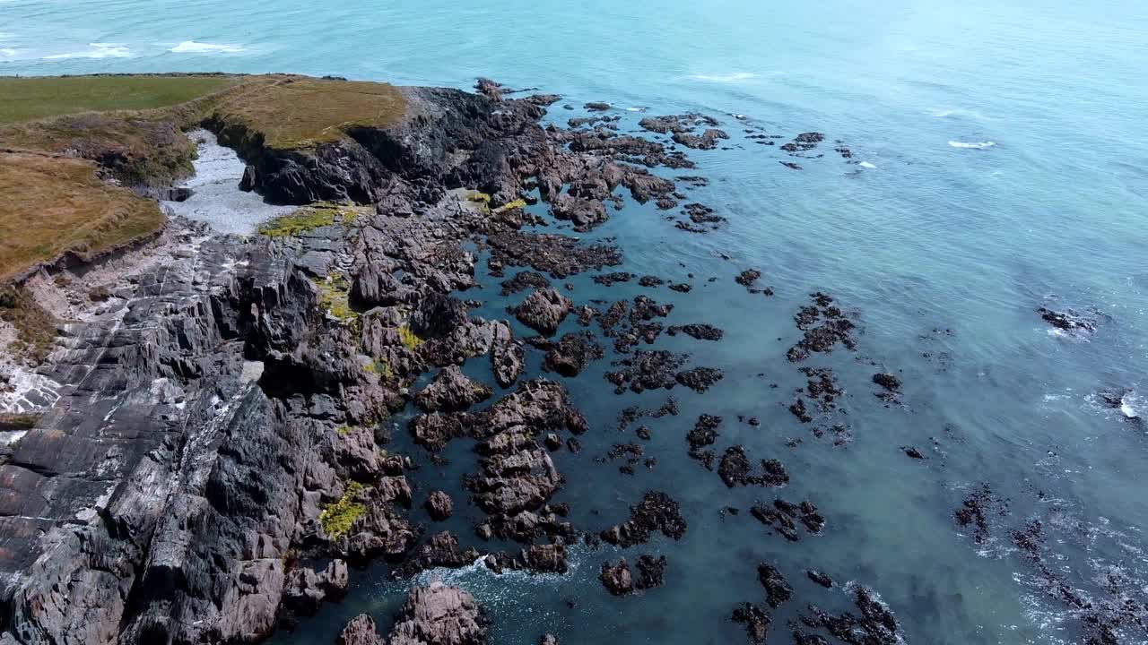 爱尔兰大西洋的岩石海岸。风景如画的旅游路线被称为野生大西洋之路。爱尔兰海岸岩石，北部自然。视频素材