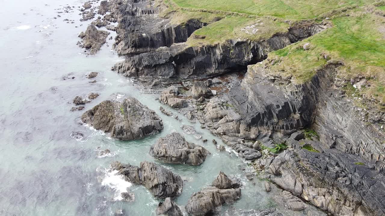 无人机拍摄的凯尔特海岩石海岸线。海浪拍打着海岸。海景。视频素材