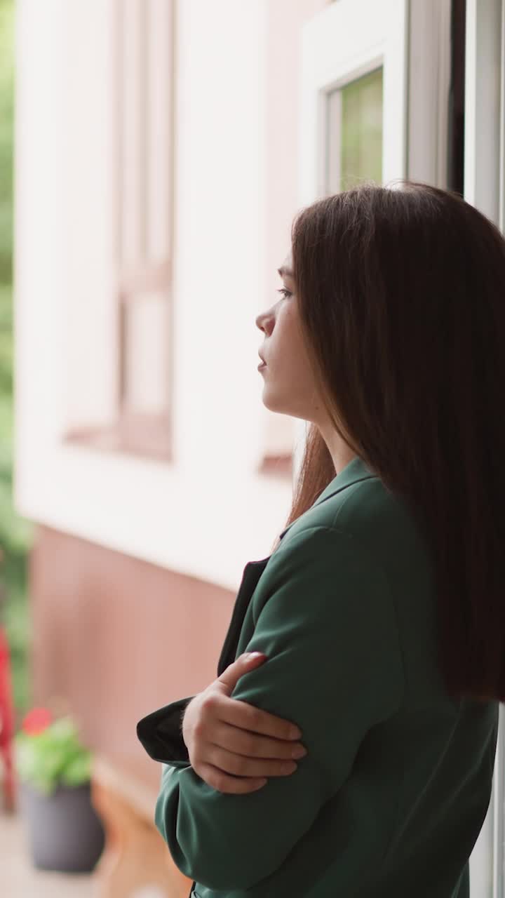 妇女观察宁静的雨景视频素材