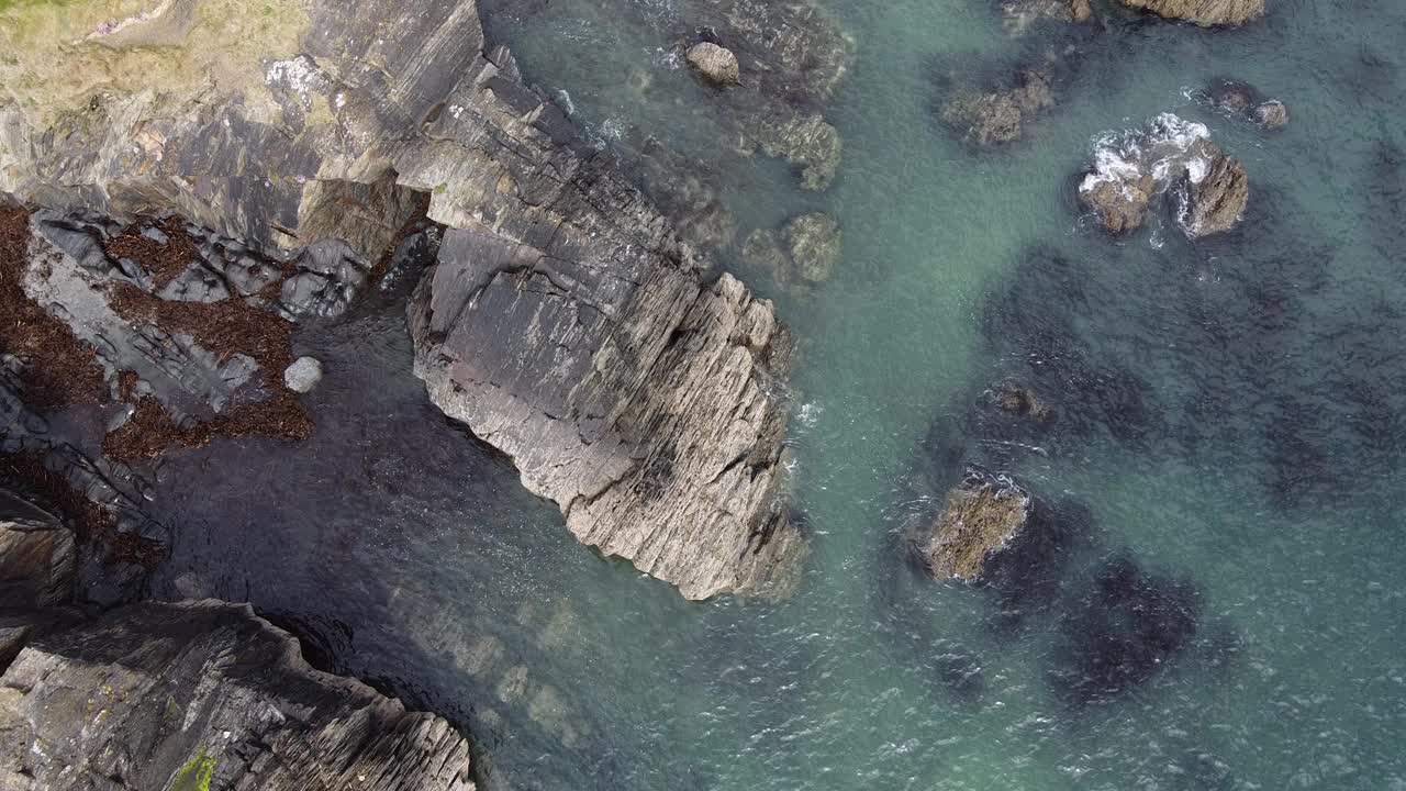 巨大的巨石和海浪。海景，无人机视频在全高清格式。凯尔特海的爱尔兰海岸。海面上的小波浪。视频素材