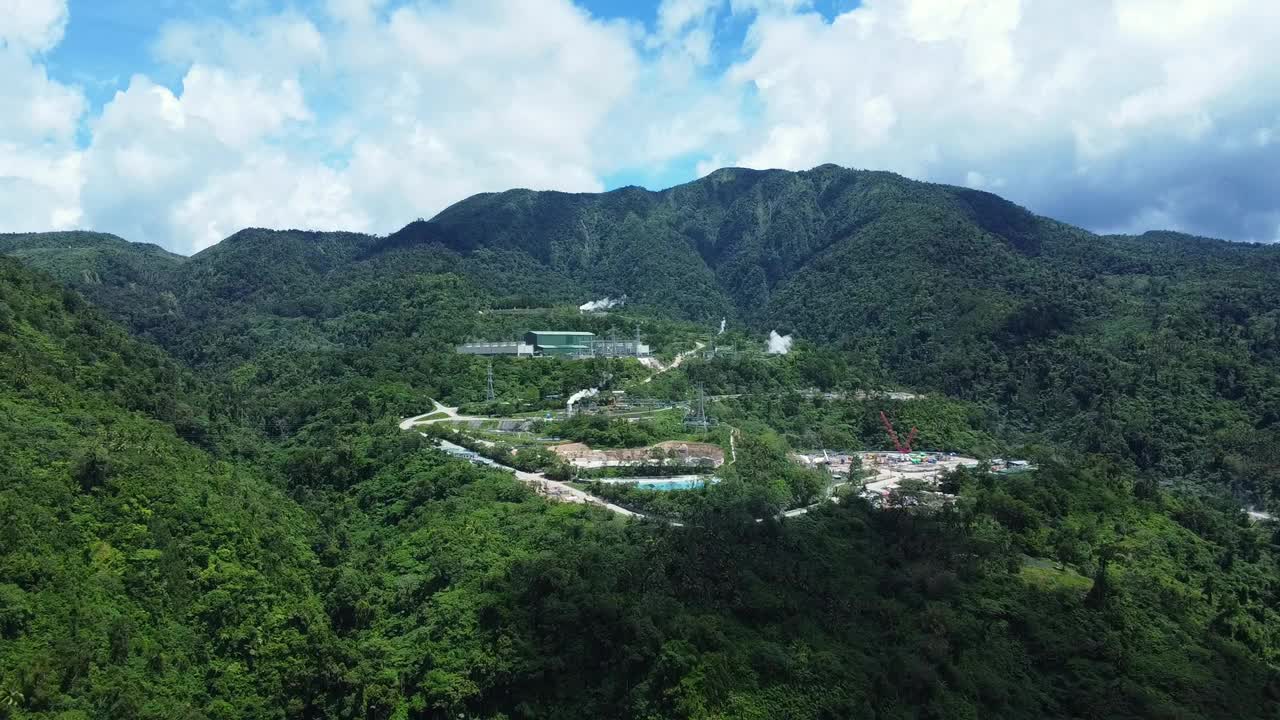 山区地热发电厂鸟瞰图。可再生能源视频素材