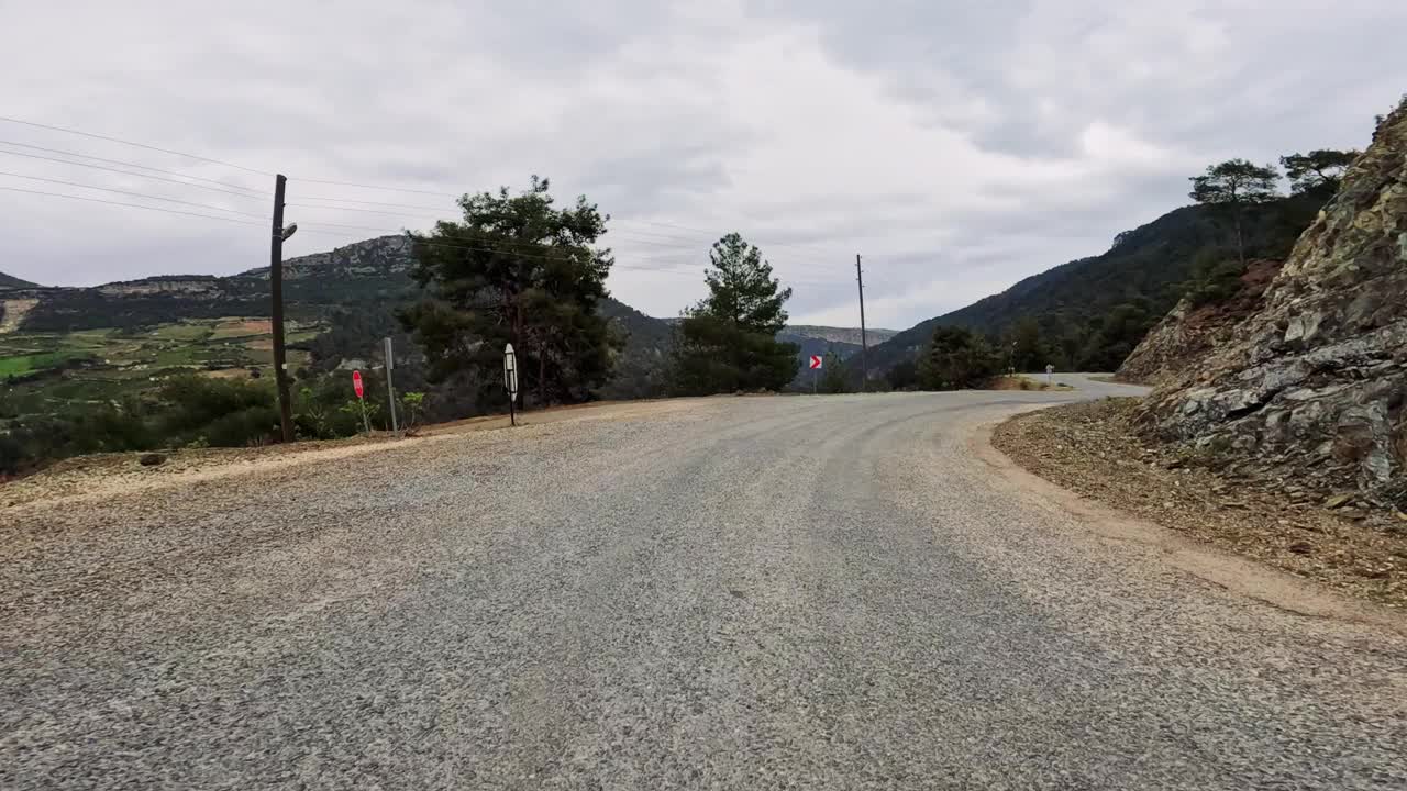 体验公路之旅，通过蜿蜒的山路在土耳其，第一人称视角捕捉公路之旅的本质，探索遥远的风景视频显示公路之旅冒险驾驶通过郁郁葱葱的地形视频素材