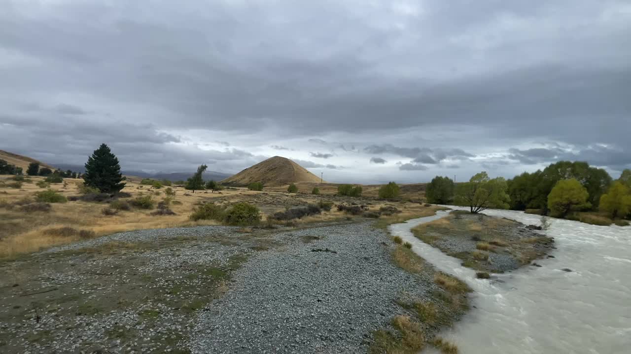 暴雨过后，蒂卡波湖乡村地区的一条小溪发了洪水视频下载