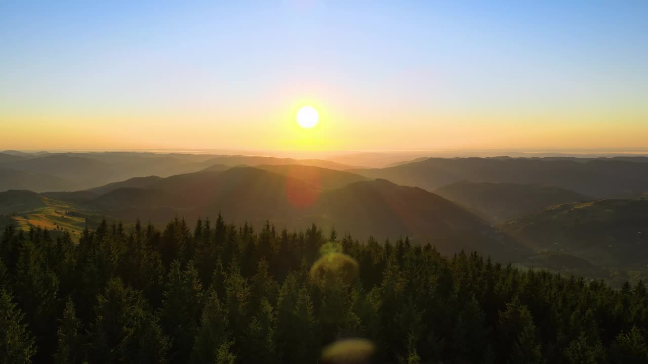 令人惊叹的山地景观。在野生国家公园高地上明亮多彩的日落。黑暗的云杉树林被黄色的夕阳照亮视频素材