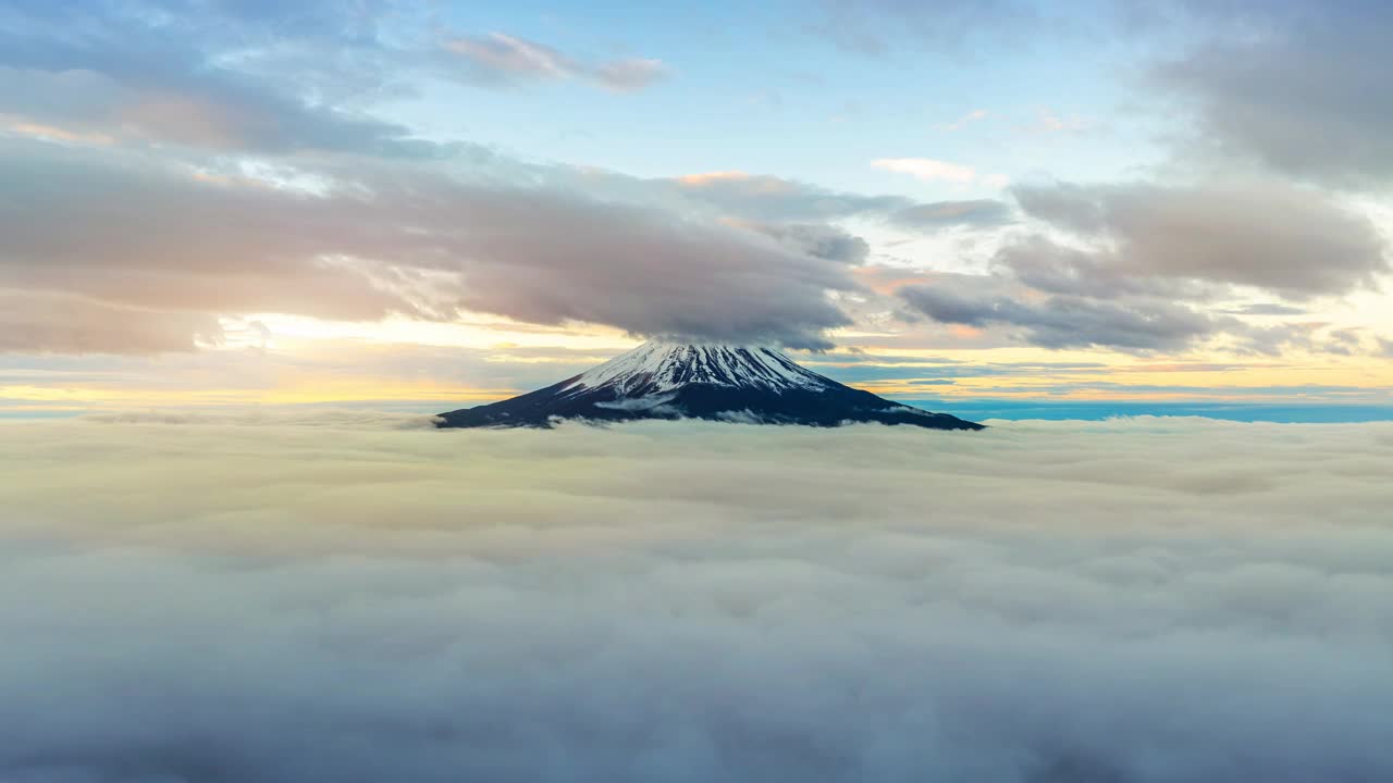 日本富士山和日出时的晨雾。视频素材