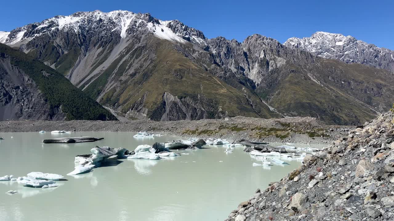 塔斯曼湖奥拉基库克山国家公园的塔斯曼河漫步视频下载