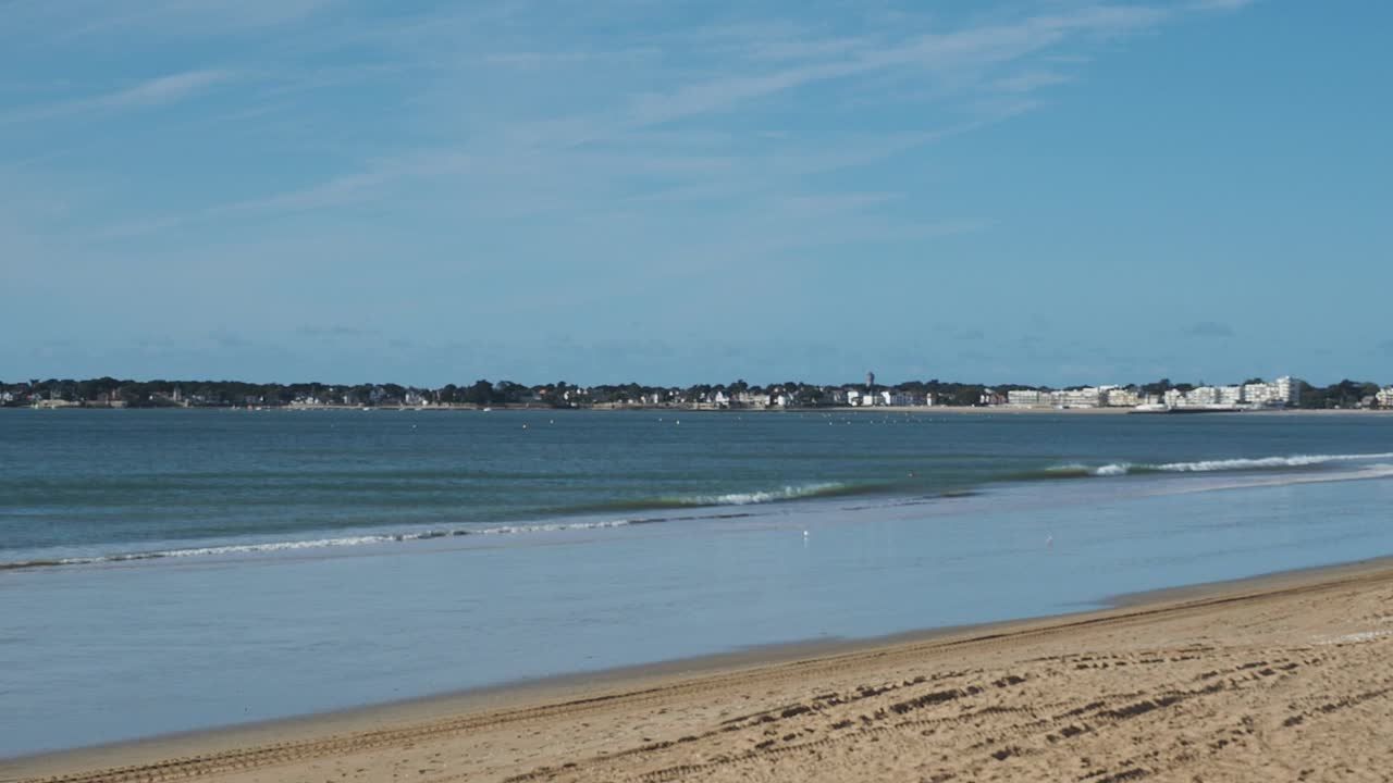 La Baule-Escoublac，法国。拉博耶因其海滩而闻名。这里是欧洲最长的海滩之一。著名的法国海滨度假胜地视频下载