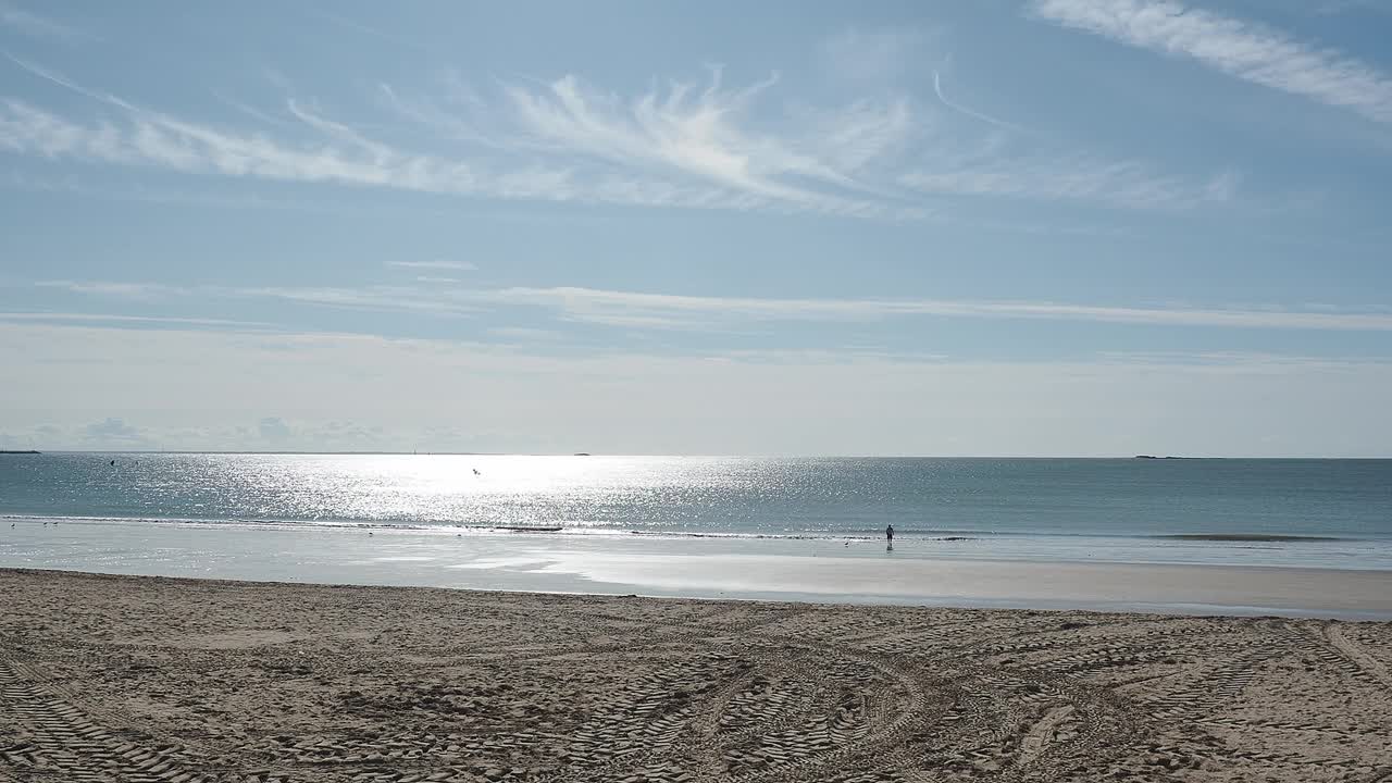 La Baule-Escoublac，法国。拉博耶因其海滩而闻名。这里是欧洲最长的海滩之一。著名的法国海滨度假胜地视频下载