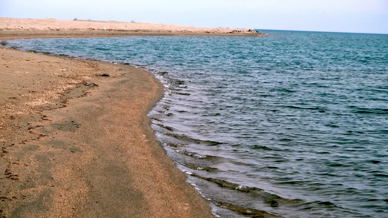 阴天的伊塞克湖岸边视频素材