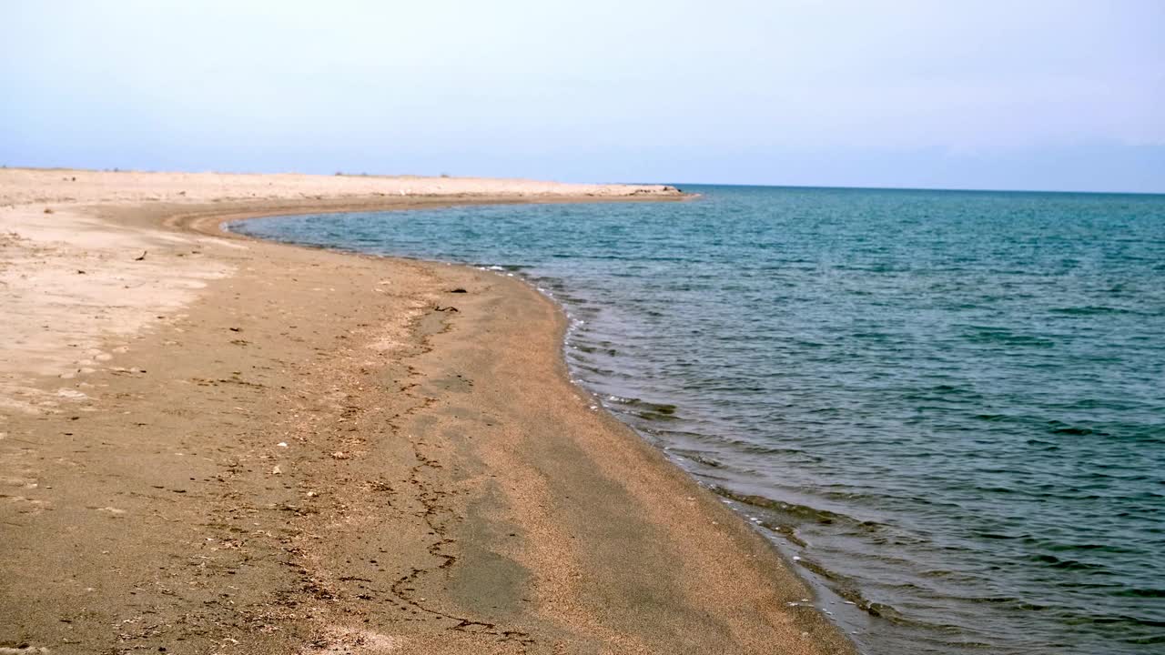 阴天的伊塞克湖岸边视频素材