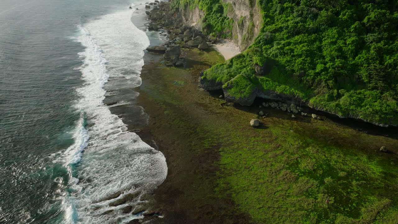 从海洋的悬崖上看，天空与自然景观中的液体地平线相遇视频素材