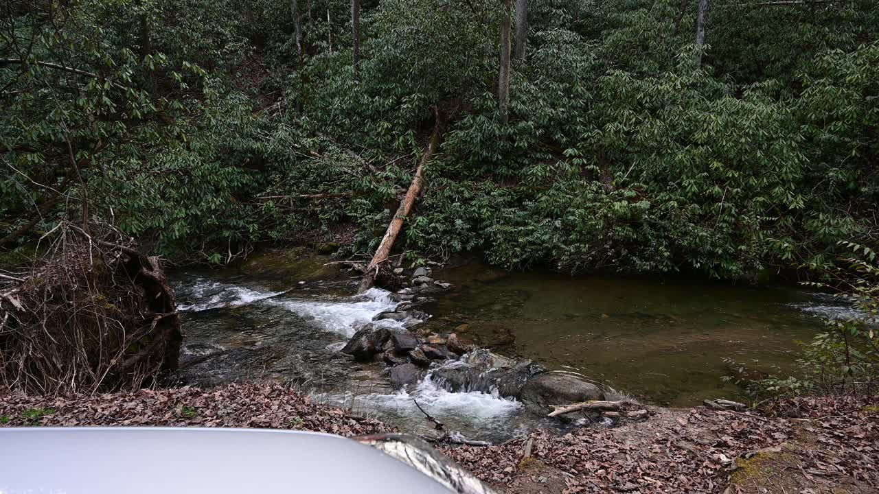 山涧边露营地的陆上车辆视频下载