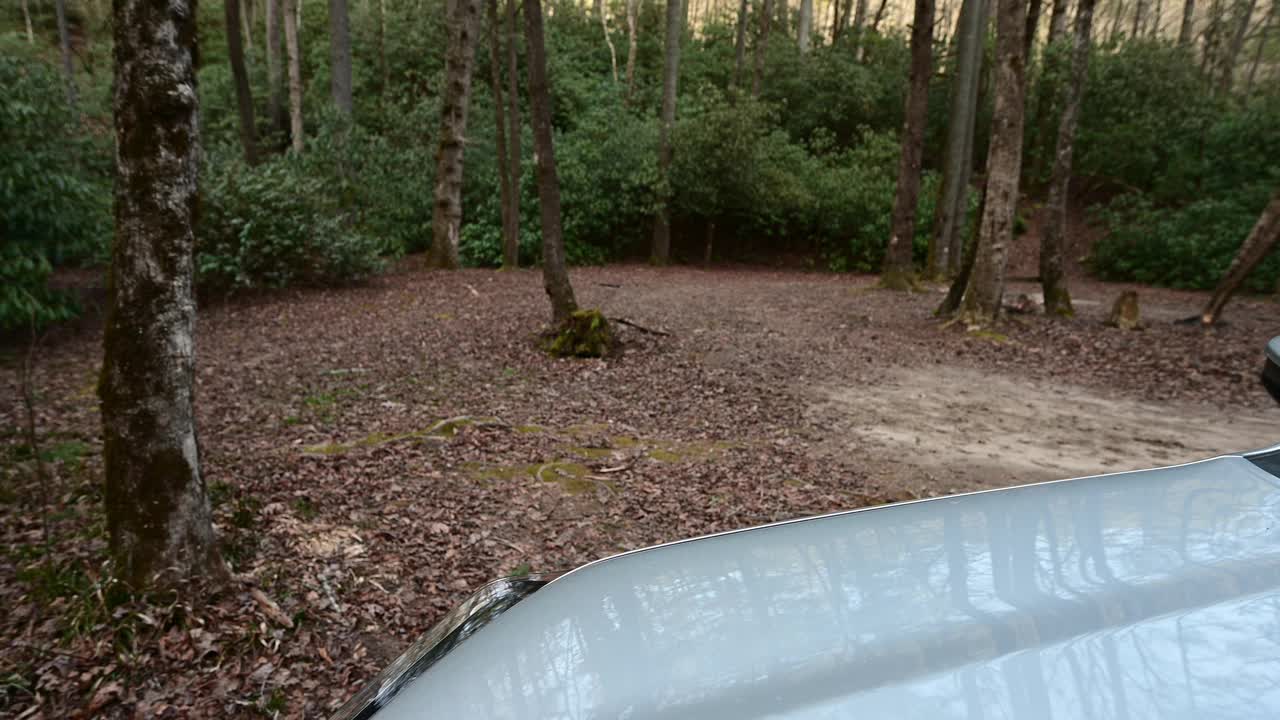 从露营地到风景秀丽的山间溪流，穿越陆地车辆引擎盖视频素材