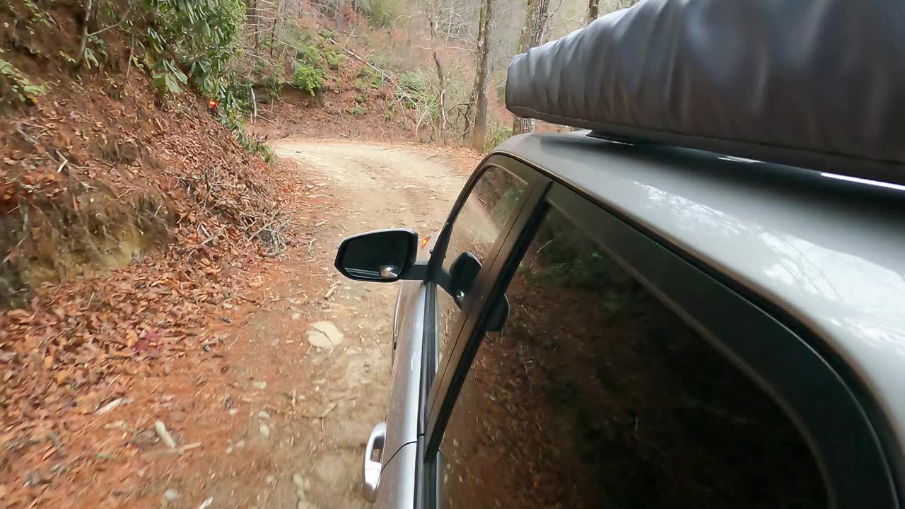 两辆越野车沿着蜿蜒的山路行驶视频素材