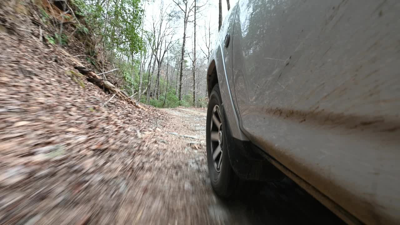 陆路车辆在多风的山路上上下颠簸视频下载