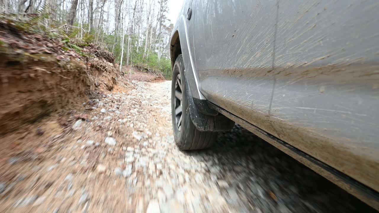 陆上车辆在陡峭的砾石山路上颠簸视频素材