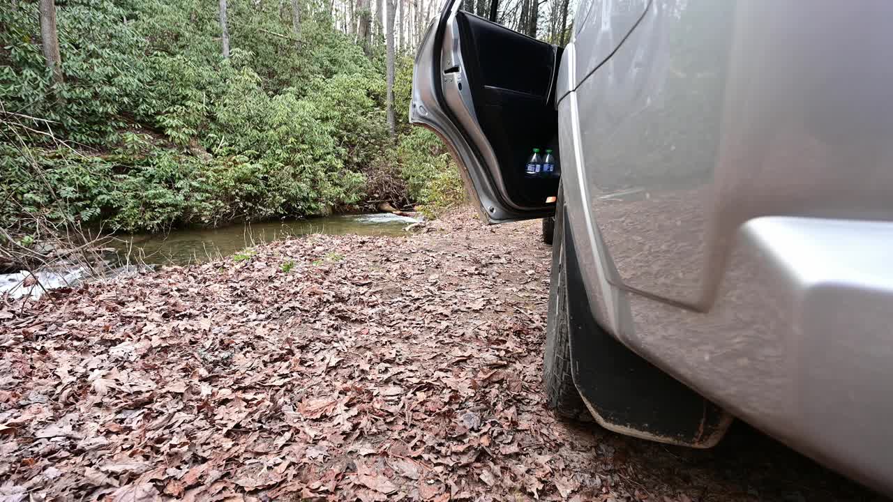 经过陆路车门，走向风景秀丽的小溪视频素材