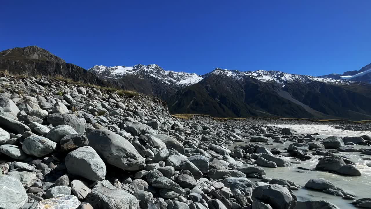 流经库克山国家公园塔斯曼山谷的塔斯曼河视频素材