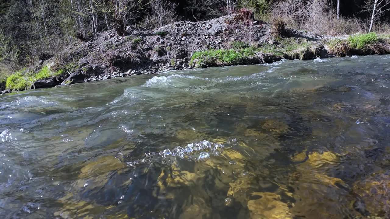 水下视频的溪流与石头和阳光在流动的水视频素材