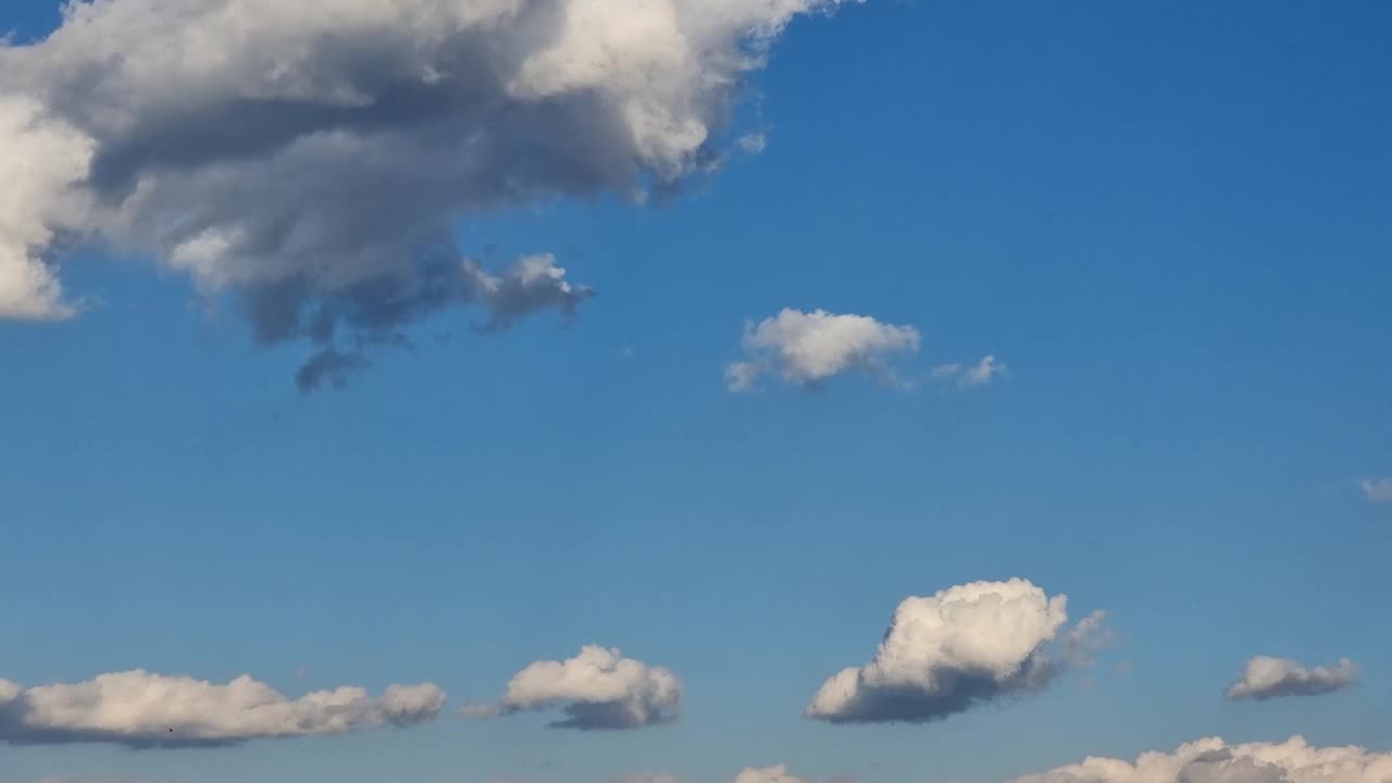 云层在层层旅行，蓝色的夏日天空天气延时视频希腊视频下载