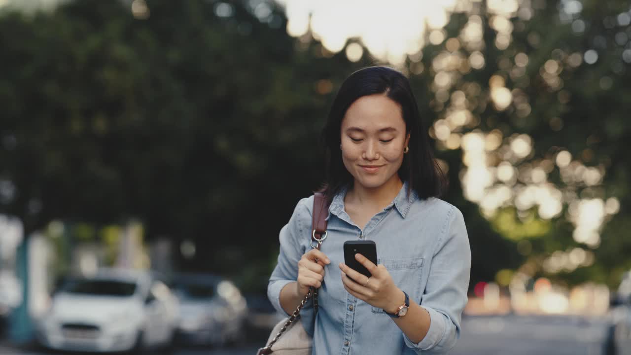 商务，旅游和亚洲妇女用手机搜索城市移民，导航或地图方向。智能手机，工作机会或律师在东京与应用程序指南的位置，步骤或跟踪视频素材