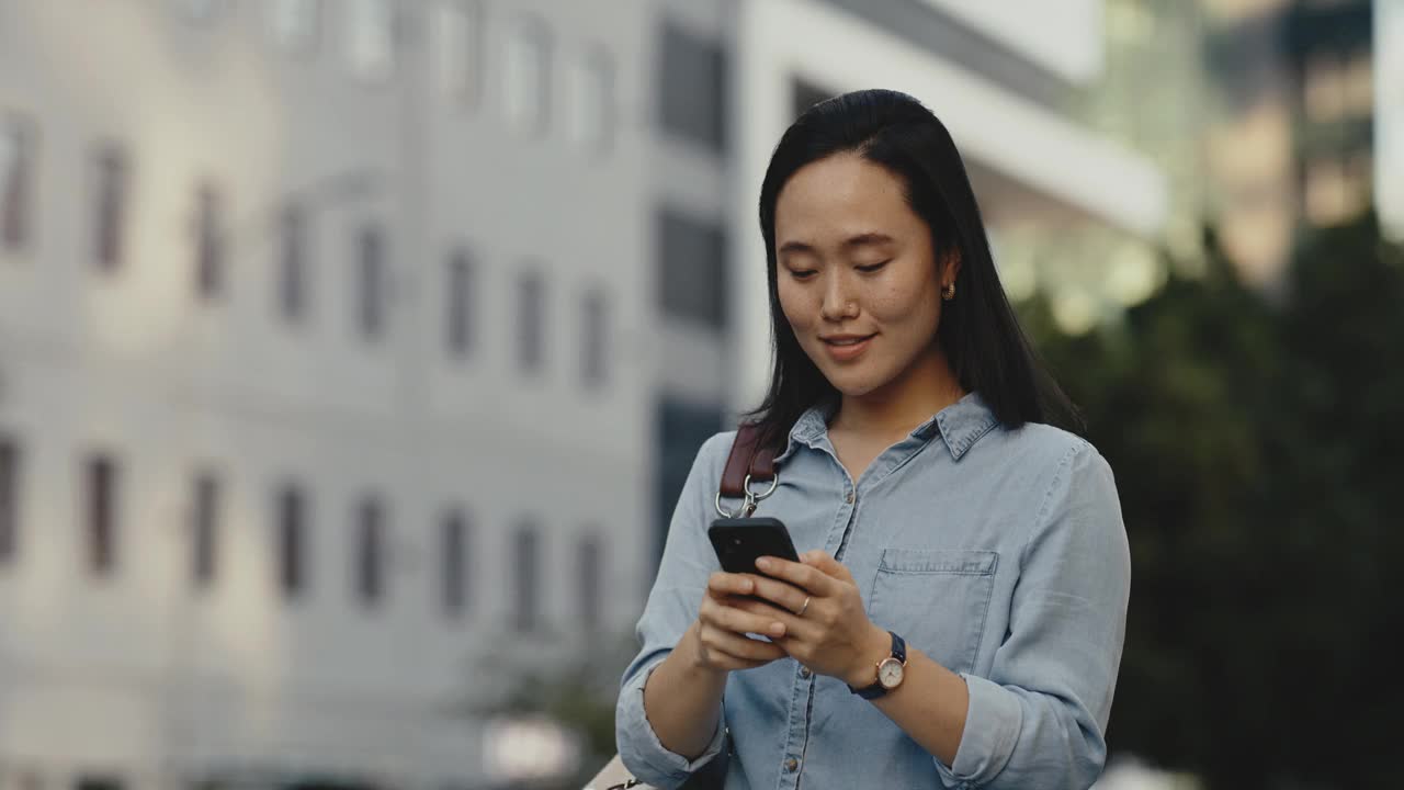 商务女性，手机和城市与数字应用程序或城市旅行的国际旅行，通信或导航。亚洲人，智能手机和在线地图位置，方向或市中心视频素材