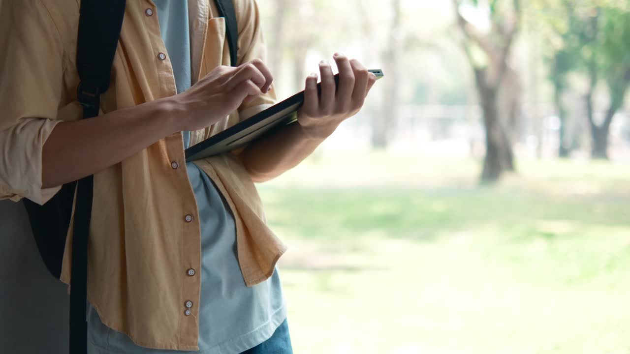 学生手持和使用数字表的特写。视频下载