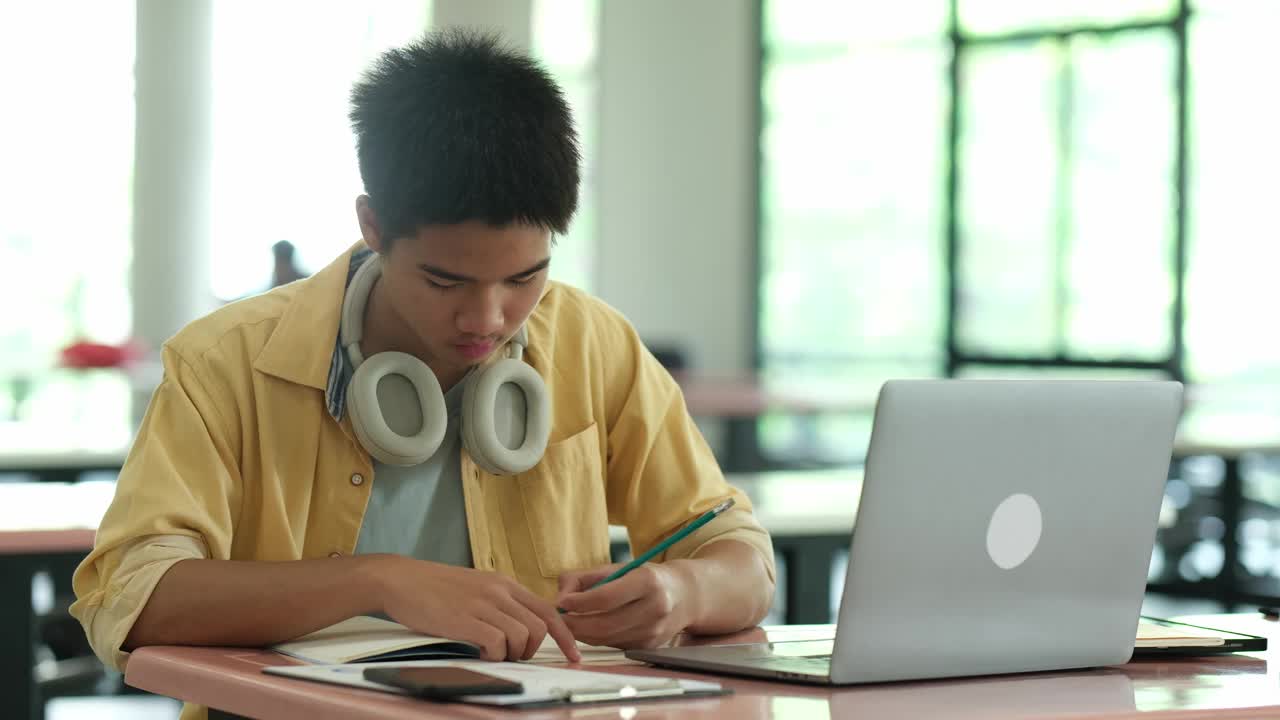 青少年学生在学校专注于笔记本电脑作业视频下载