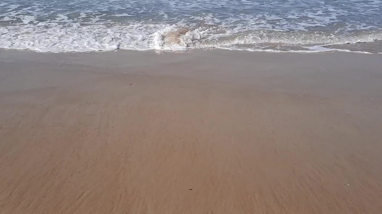 脚浸在海水里视频下载