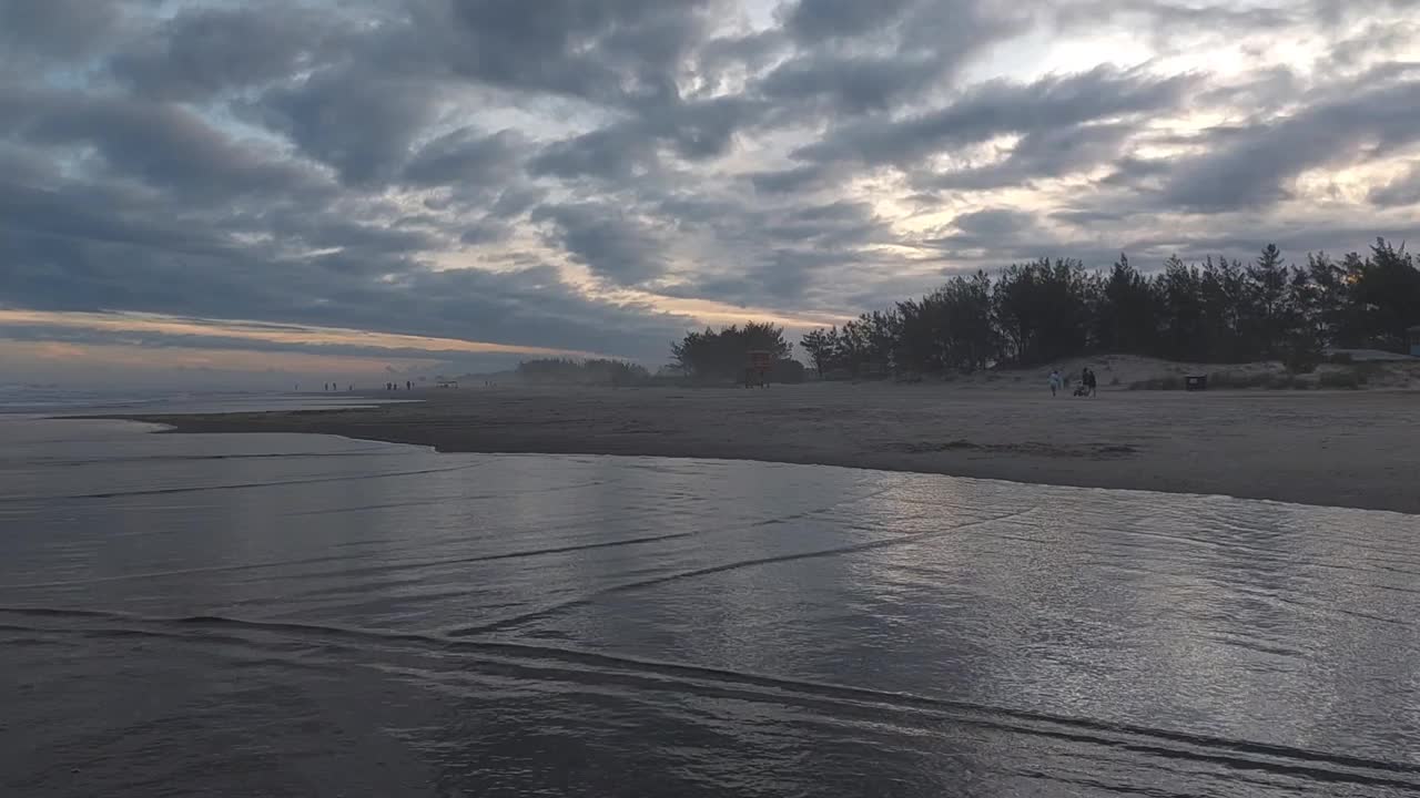 黄昏时海滩的美丽景色视频素材