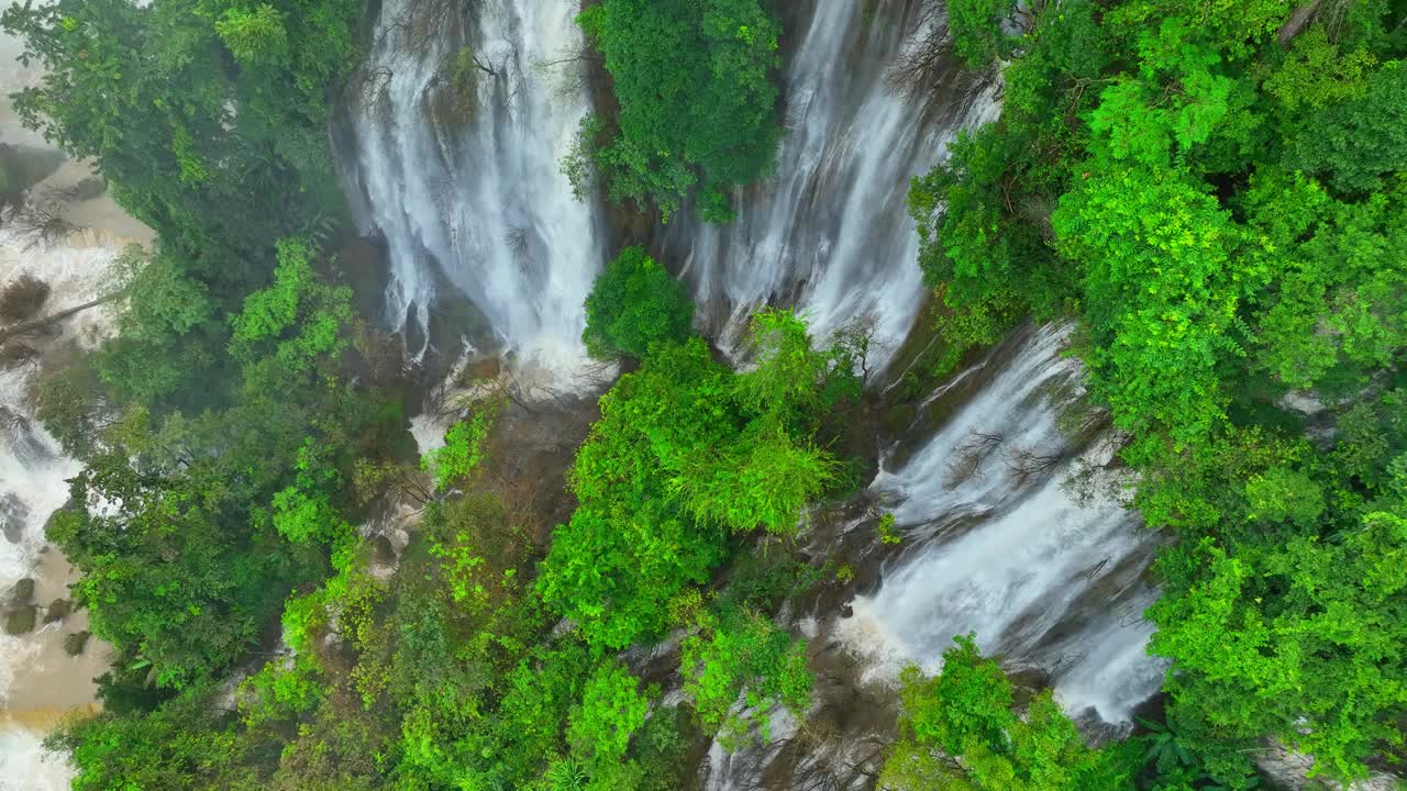 热带瀑布，无人机视角。视频素材