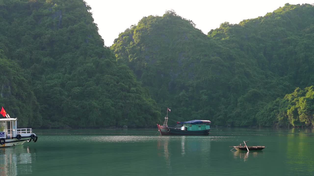 下龙湾的游船视频下载