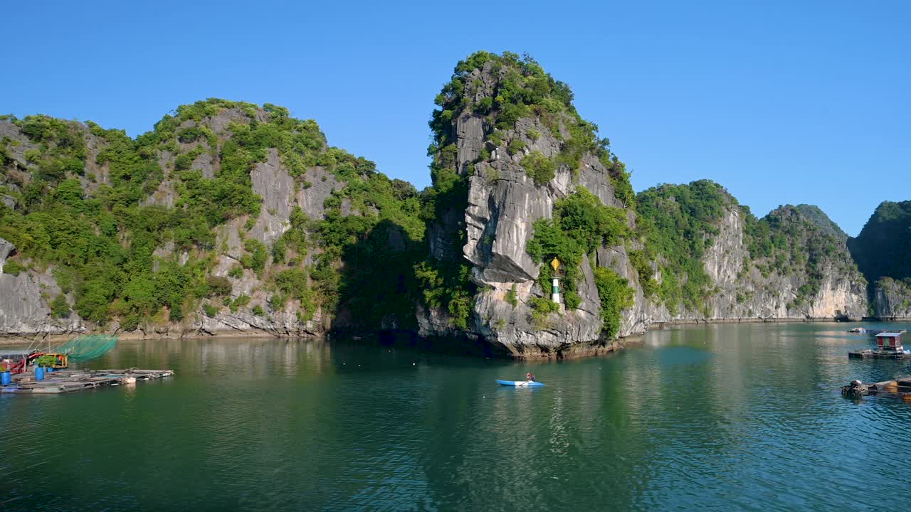 下龙湾渔民的房屋视频素材