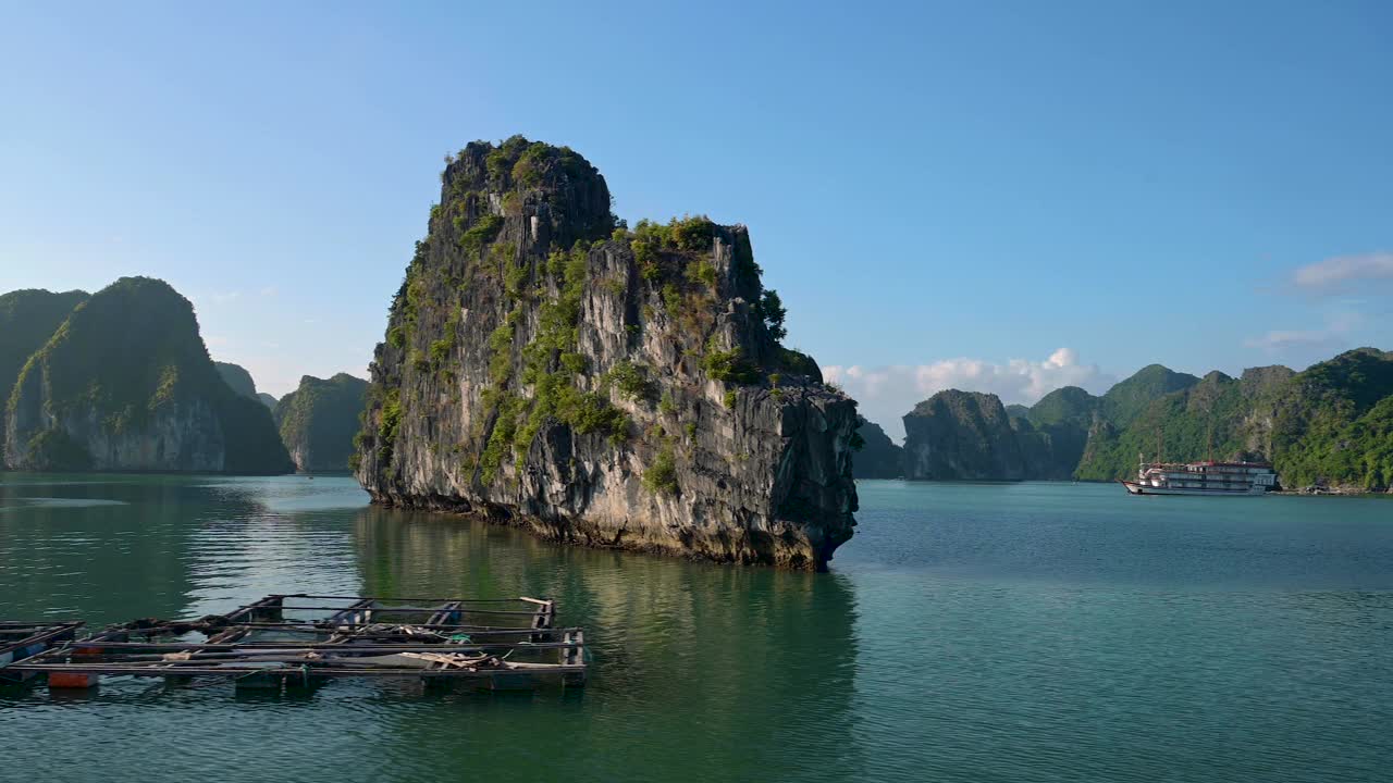 日出时下龙湾漂浮的渔民的房子视频素材