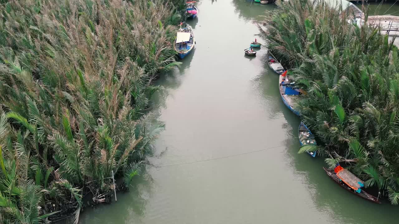 在越南会安附近的泻湖河上，无人机在小船上飞行视频下载