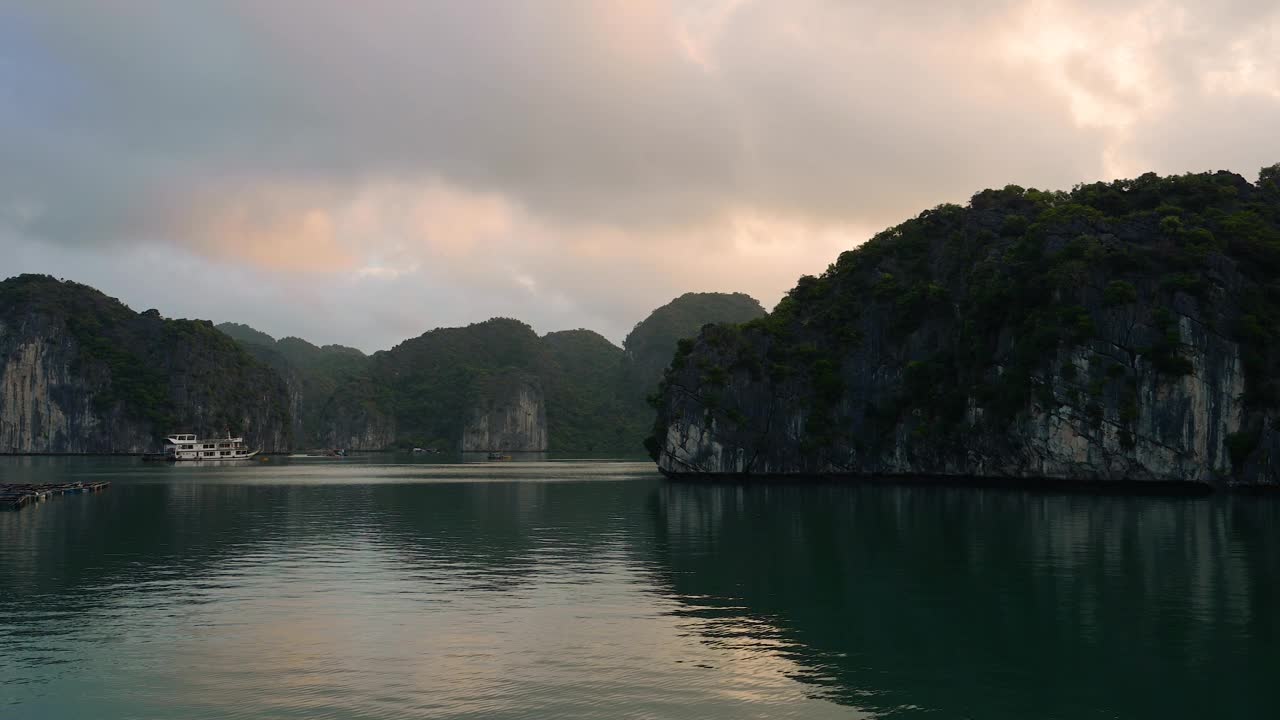 日出时下龙湾漂浮的渔民的房子视频下载