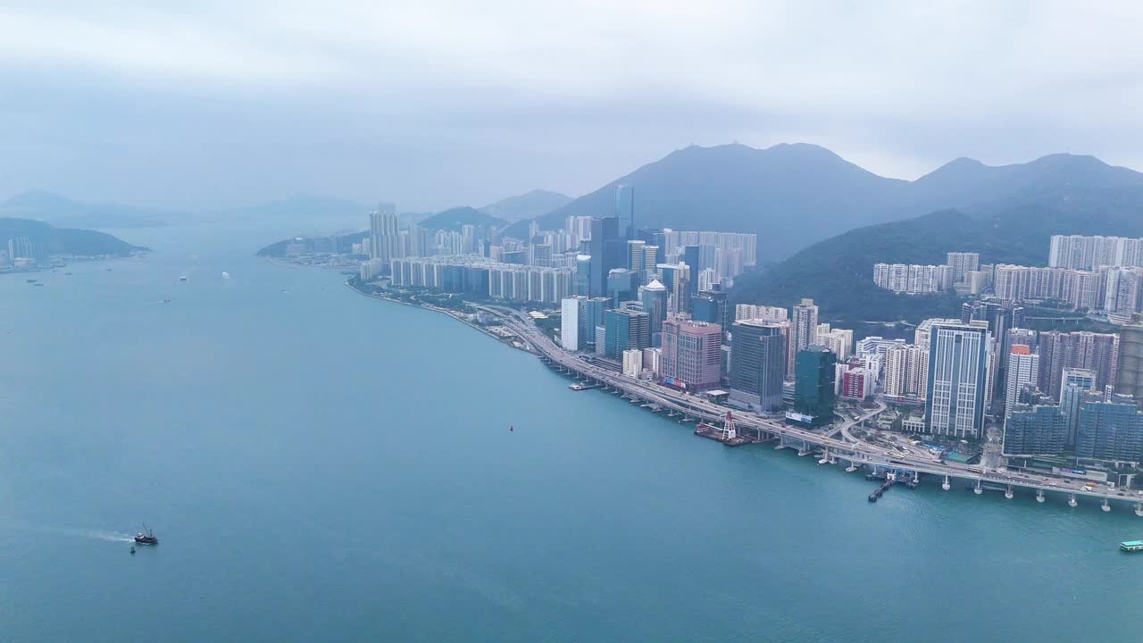 香港岛及海港在空气清新的绿色城市。无人机视频向前移动加速运动。视频素材