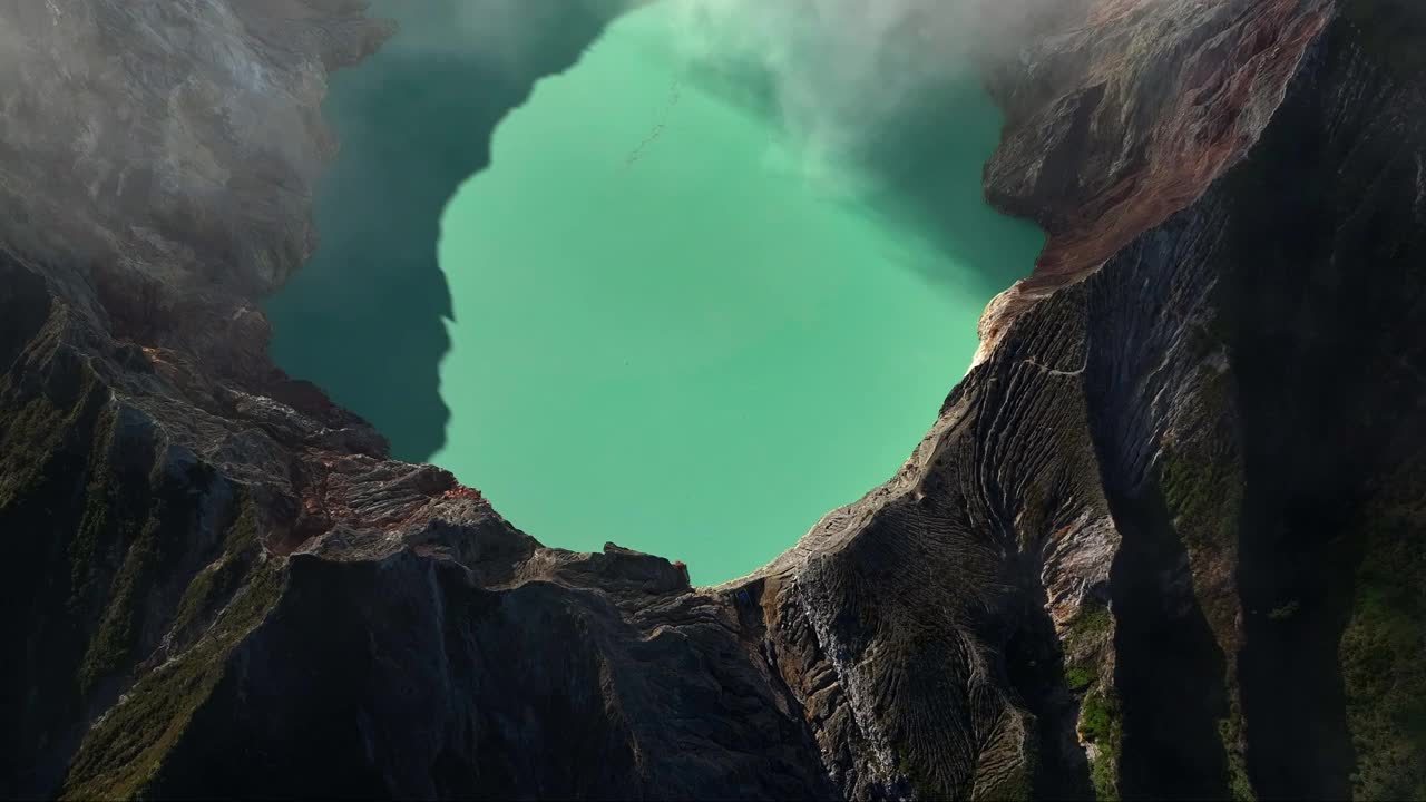 鸟瞰图从卡瓦伊真火山口，硫磺开采活火山，爪哇，印度尼西亚视频素材