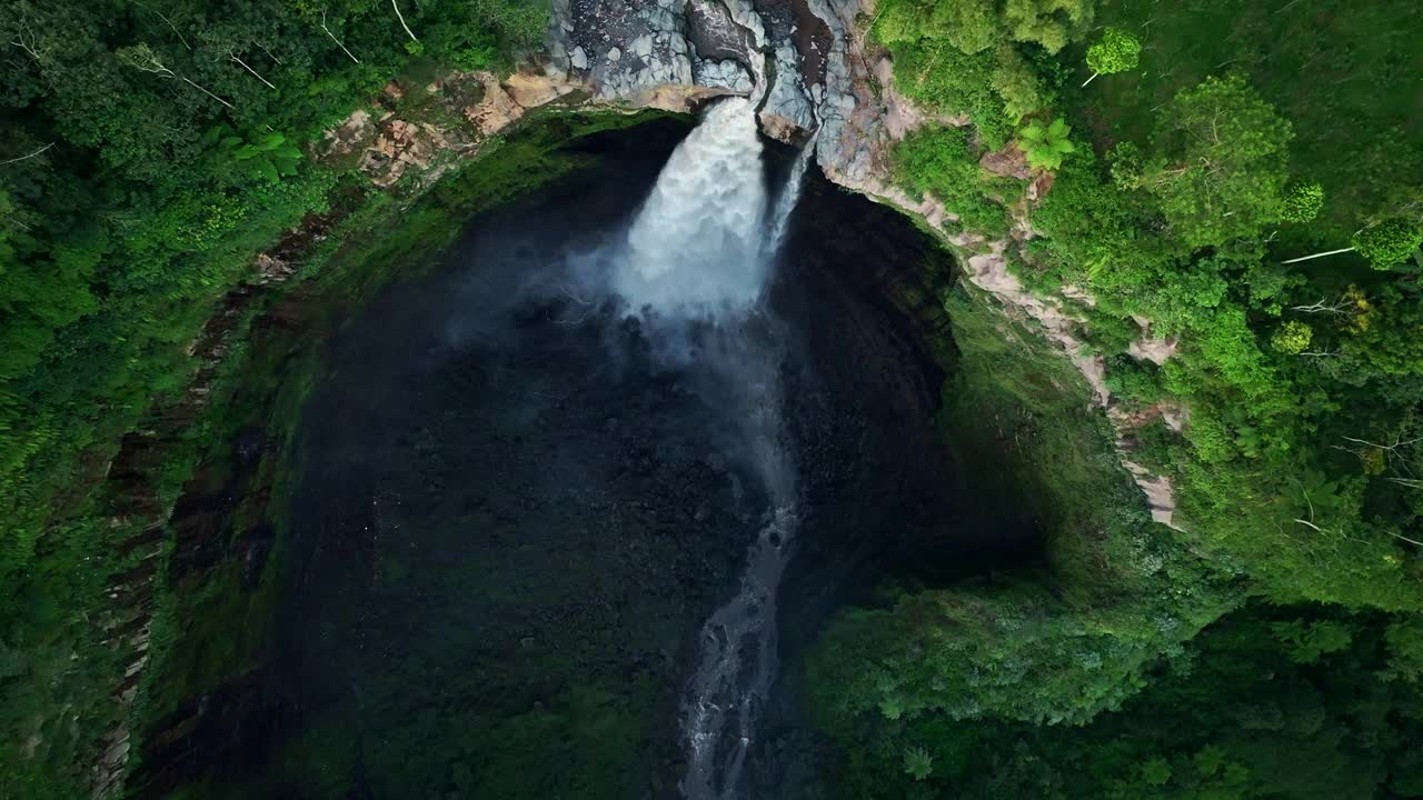 鸟瞰无人机从Coban Sriti瀑布底部升起，爪哇，印度尼西亚视频下载