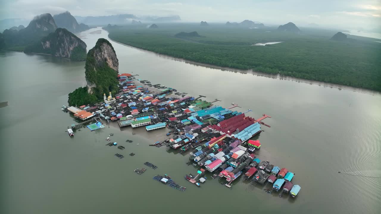 泰国攀牙湾著名的漂浮村庄——班宜岛的空中无人机视图视频下载