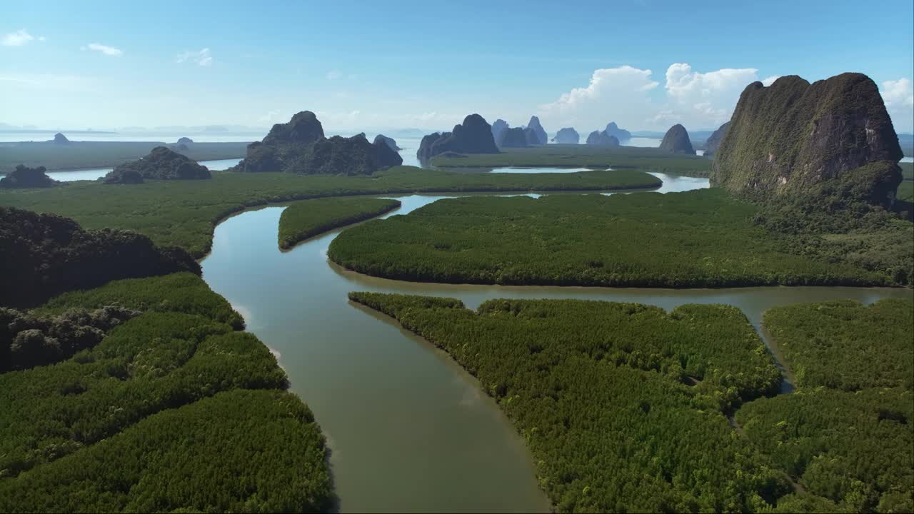 从空中俯瞰红树林，无人机飞越河流，泰国攀牙视频素材