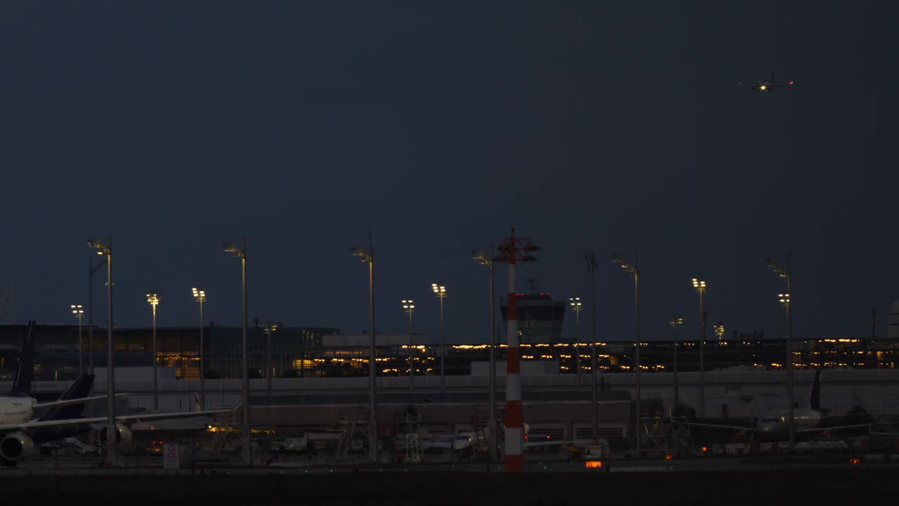 夜间机场降落进场视频素材