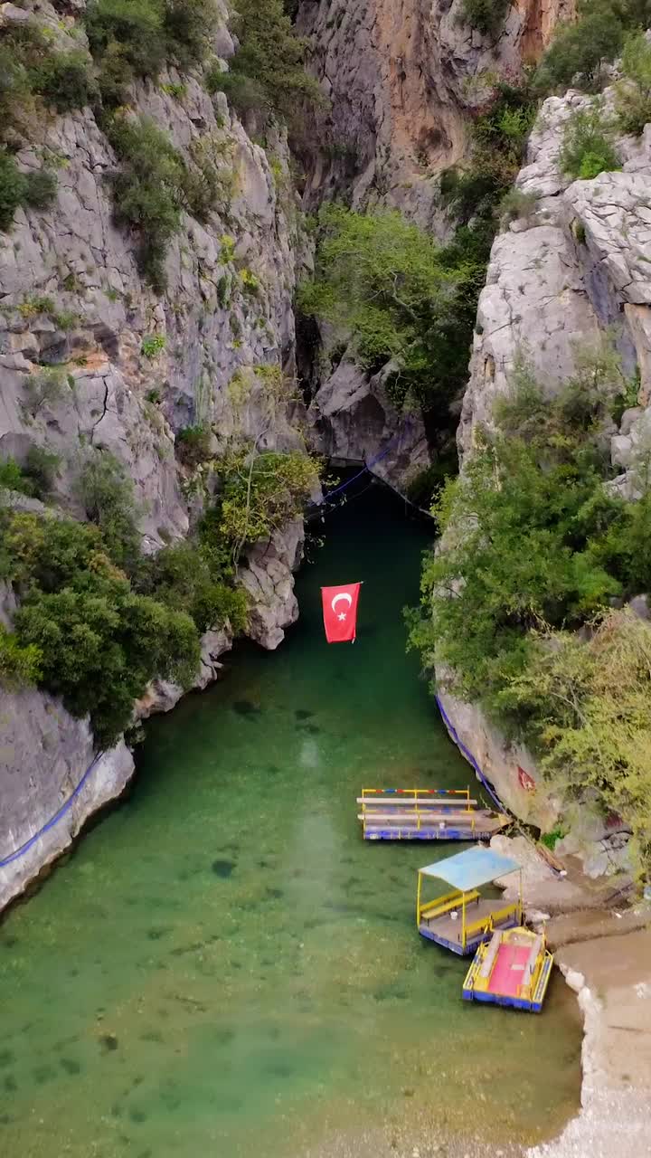 无人机捕捉到了绿松石般的狭窄峡谷和河流。视频显示狭窄，峡谷，河流在岩石地形。鸟瞰狭窄、峡谷、河流，彰显自然美视频素材