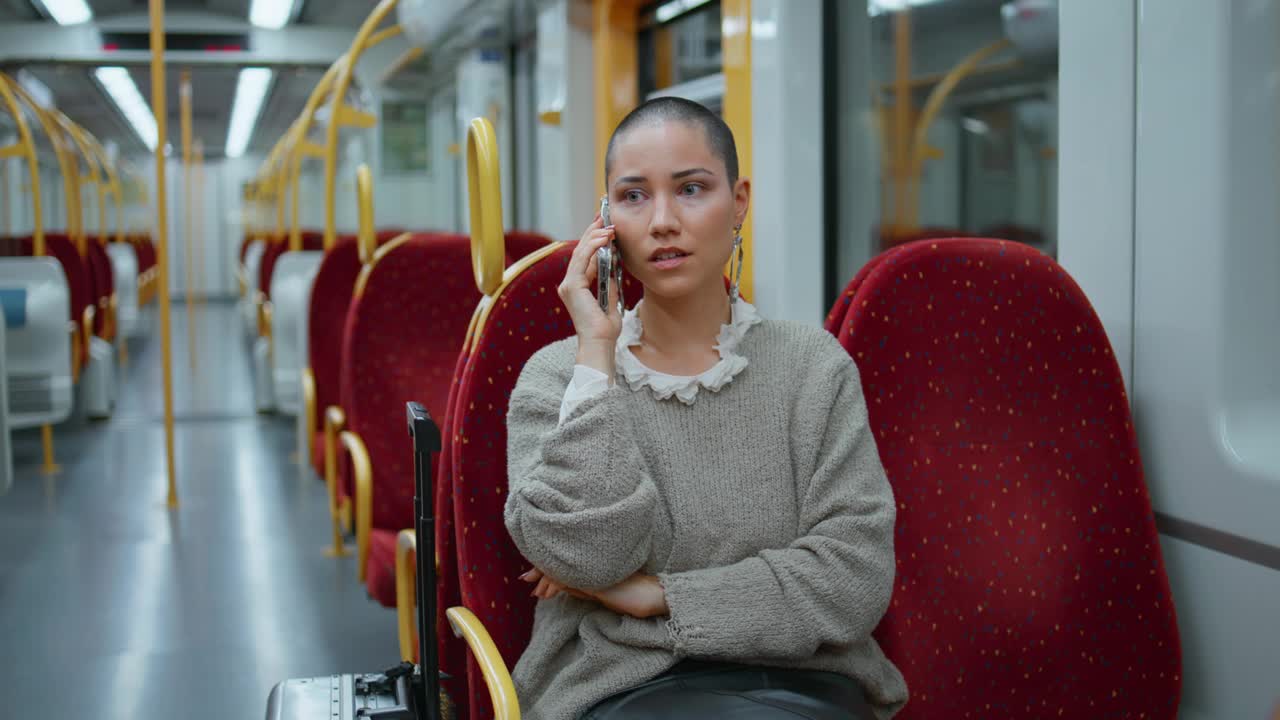 火车乘客在车厢里打电话。女人会说话的智能手机视频素材