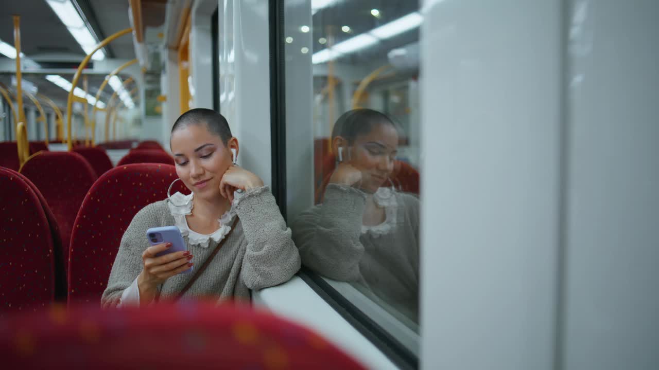 放松的女孩用耳机听着音乐通勤火车。坐火车的女人视频素材