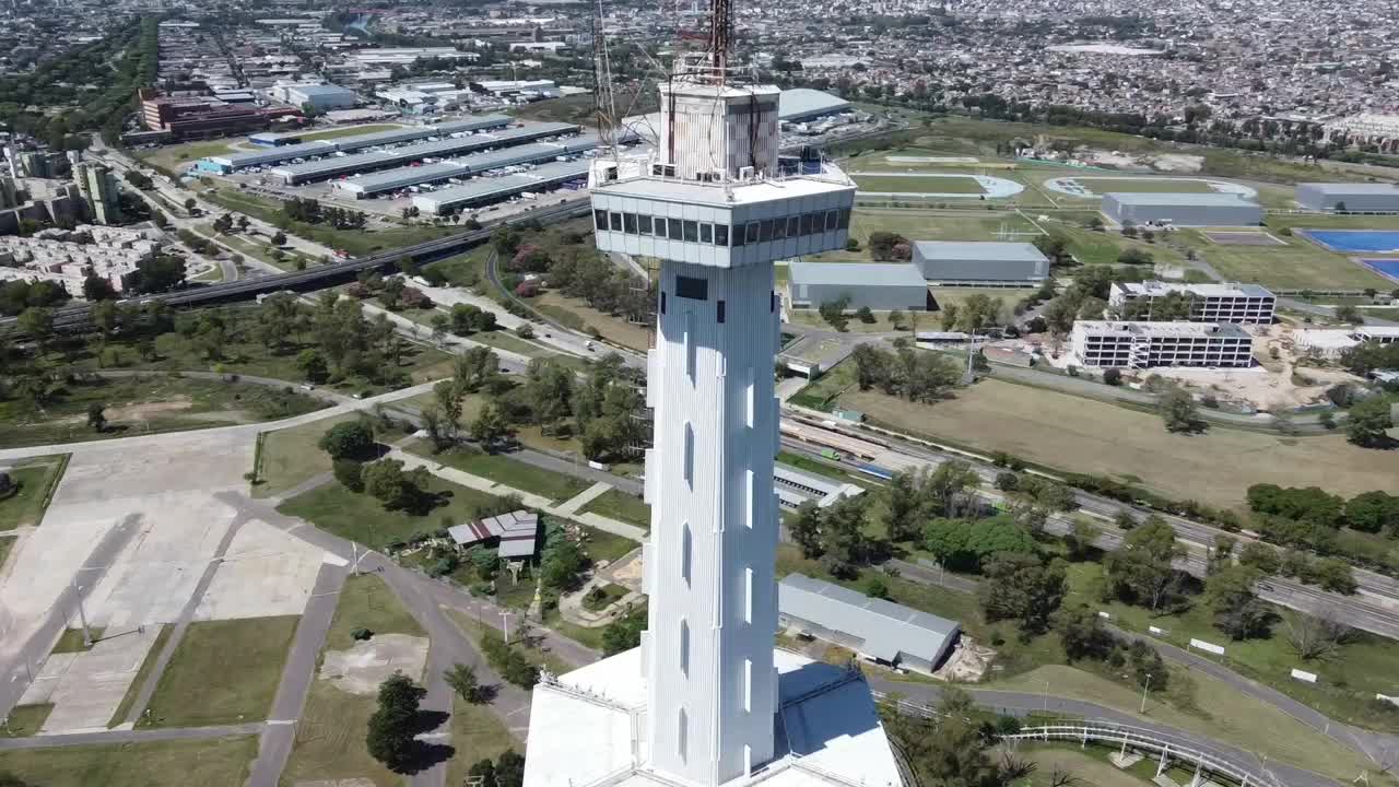 废弃太空塔上的天线和传输设施视频下载