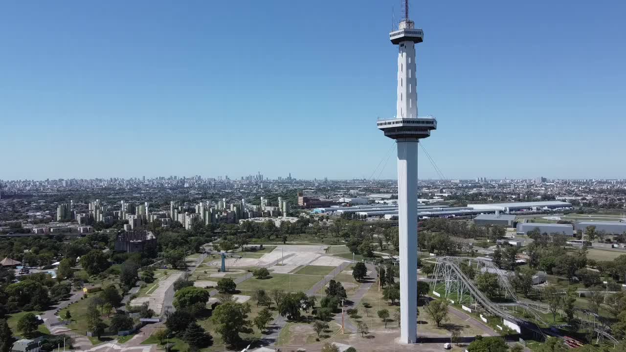 废弃的游乐园和太空塔，城市公园视频下载