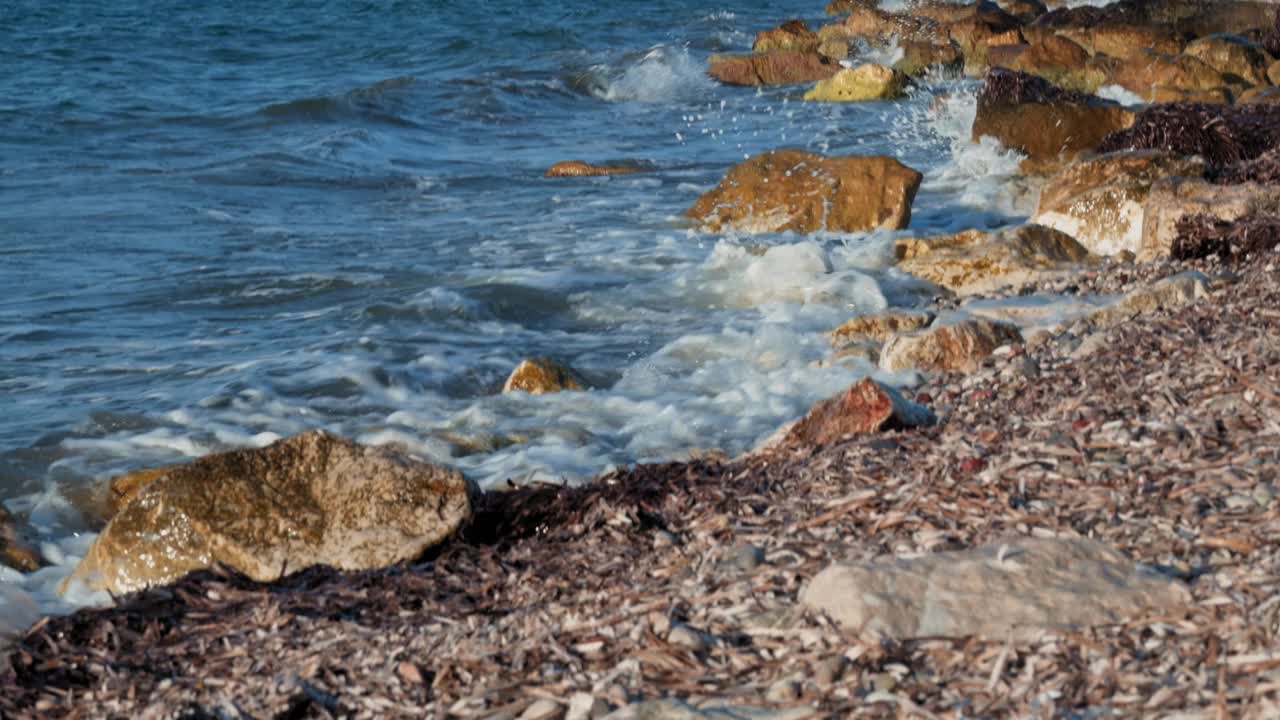 海浪冲刷地中海岩石海岸的特写镜头。自然中冥想的概念。视频下载